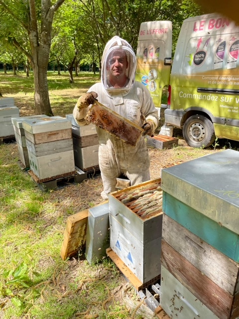 Julien Crétet Juin 2022 avec un cadre de miel de Chataignier